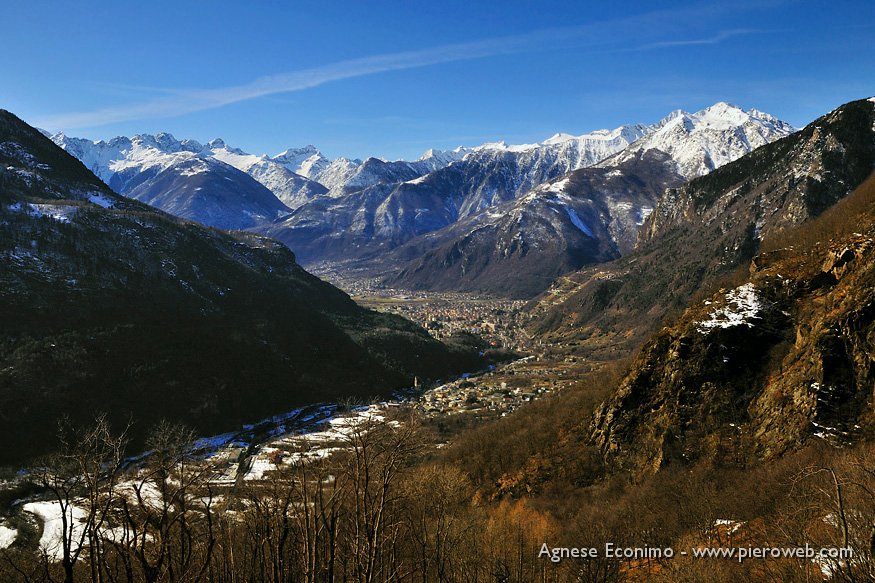 07 Panorama sulla Valchiavenna e le montagne dell'Altolario.jpg